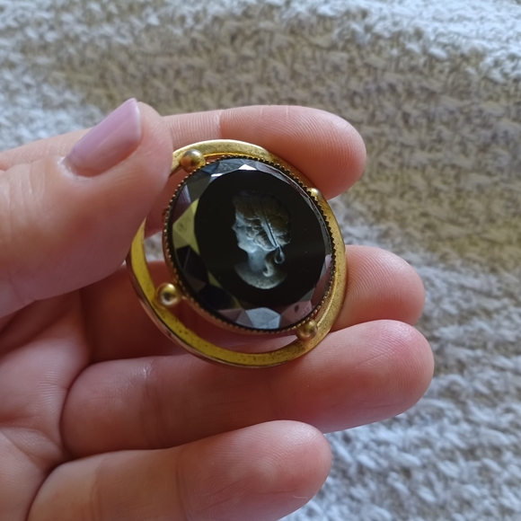 Super Cool Etched Black Glass Cameo Brooch - Picture 4 of 7